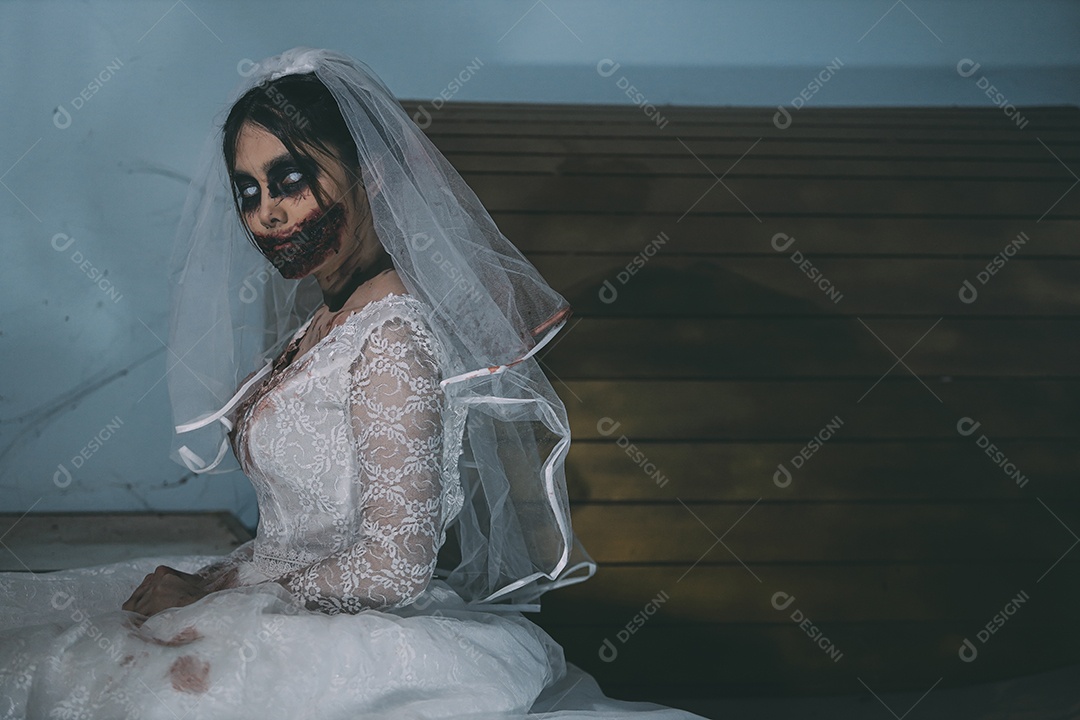 O retrato da mulher asiática compõe a morte da noiva fantasma e o sangue, o horror é a cena de terror assustador da escuridão para o fundo, conceito do festival de Halloween.