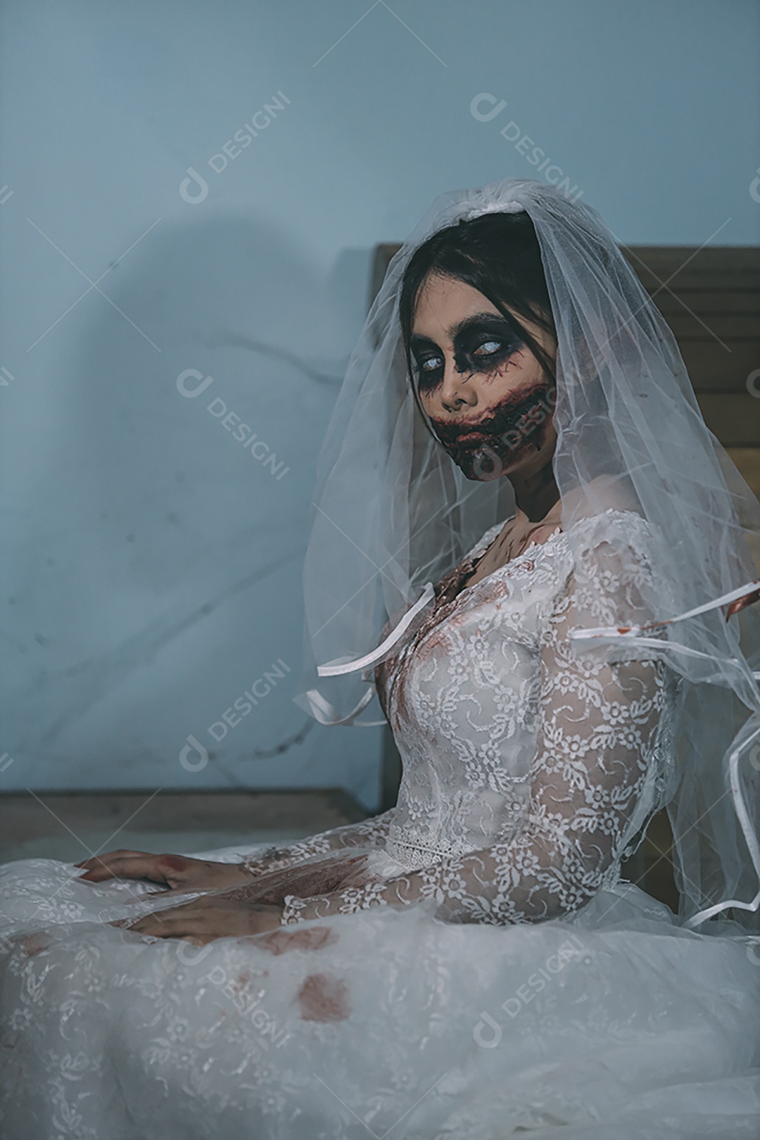 O retrato da mulher asiática compõe a morte da noiva fantasma e o sangue, o horror é a cena de terror assustador da escuridão para o fundo, conceito do festival de Halloween.