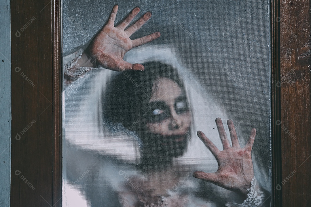 O retrato da silhueta da mulher asiática compõem a morte da noiva fantasma e o sangue, o horror é uma cena de terror assustadora para o fundo, conceito do festival de Halloween.