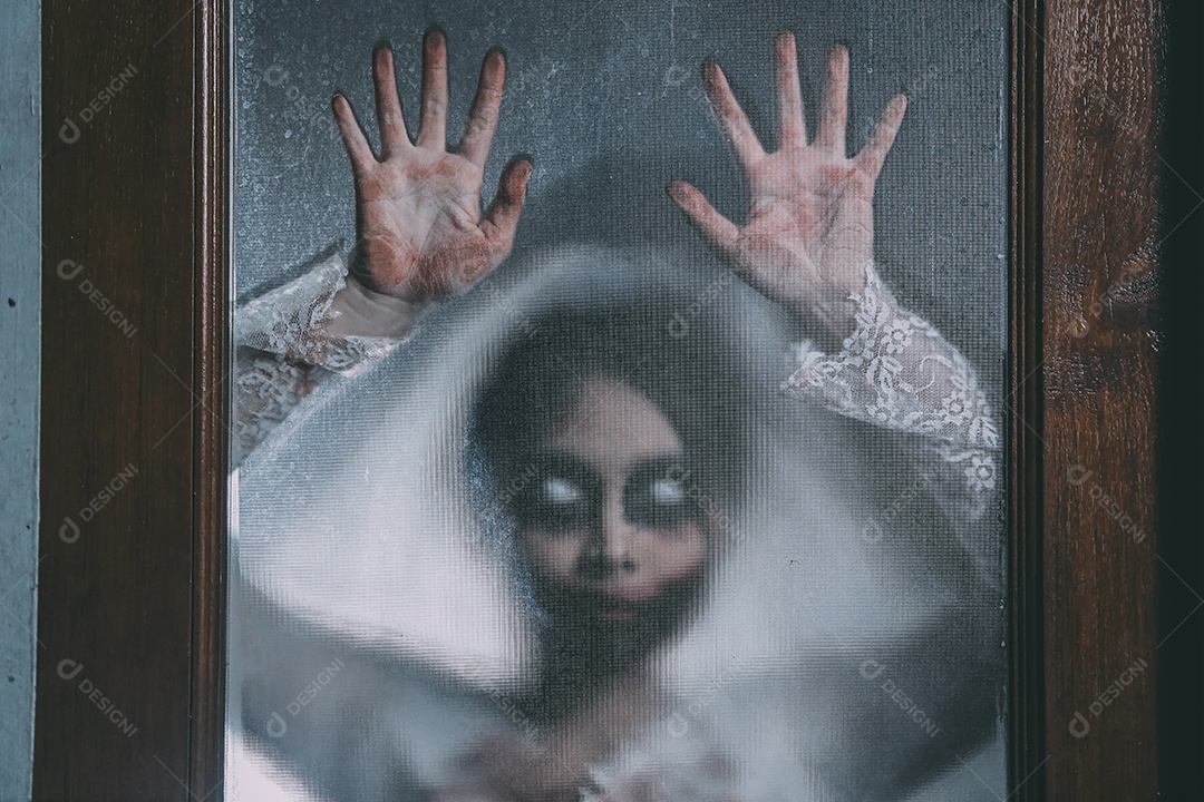 O retrato da silhueta da mulher asiática compõem a morte da noiva fantasma e o sangue, o horror é uma cena de terror assustadora para o fundo, conceito do festival de Halloween.