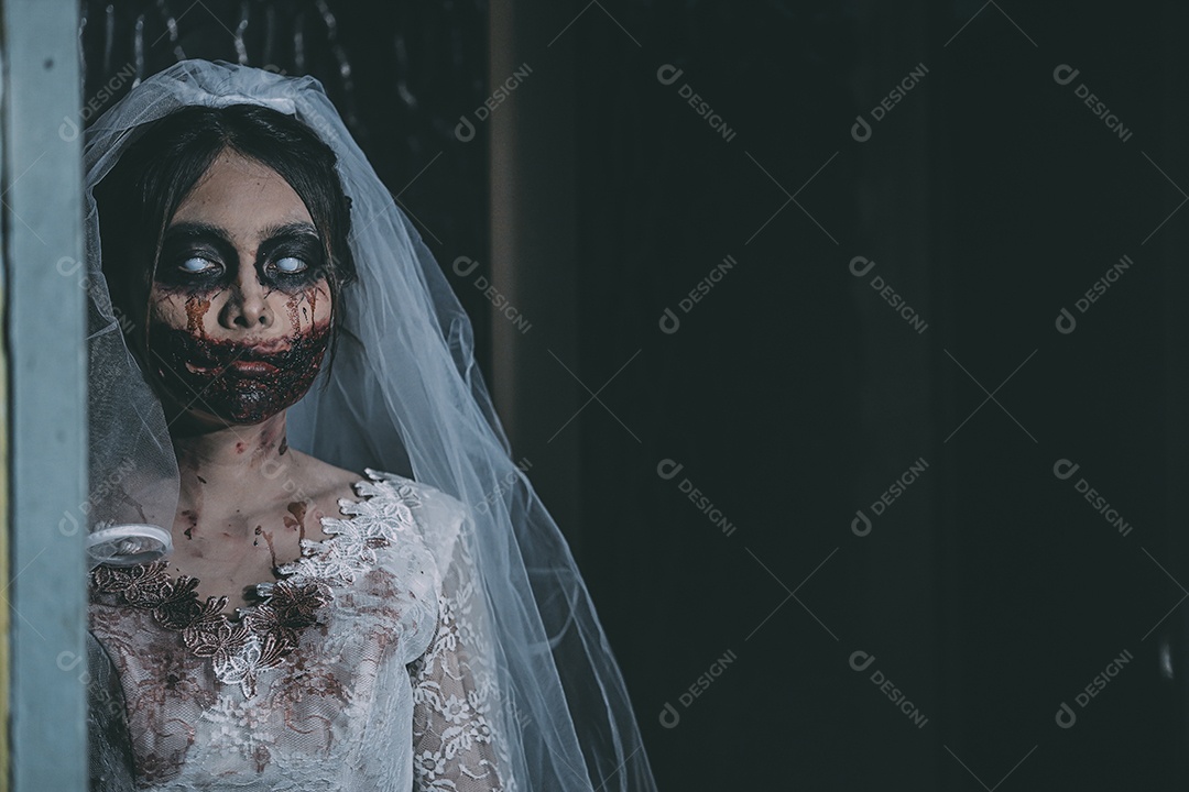 O retrato da mulher asiática compõe a morte da noiva fantasma e o sangue, o horror é a cena de terror assustador da escuridão para o fundo, conceito do festival de Halloween.