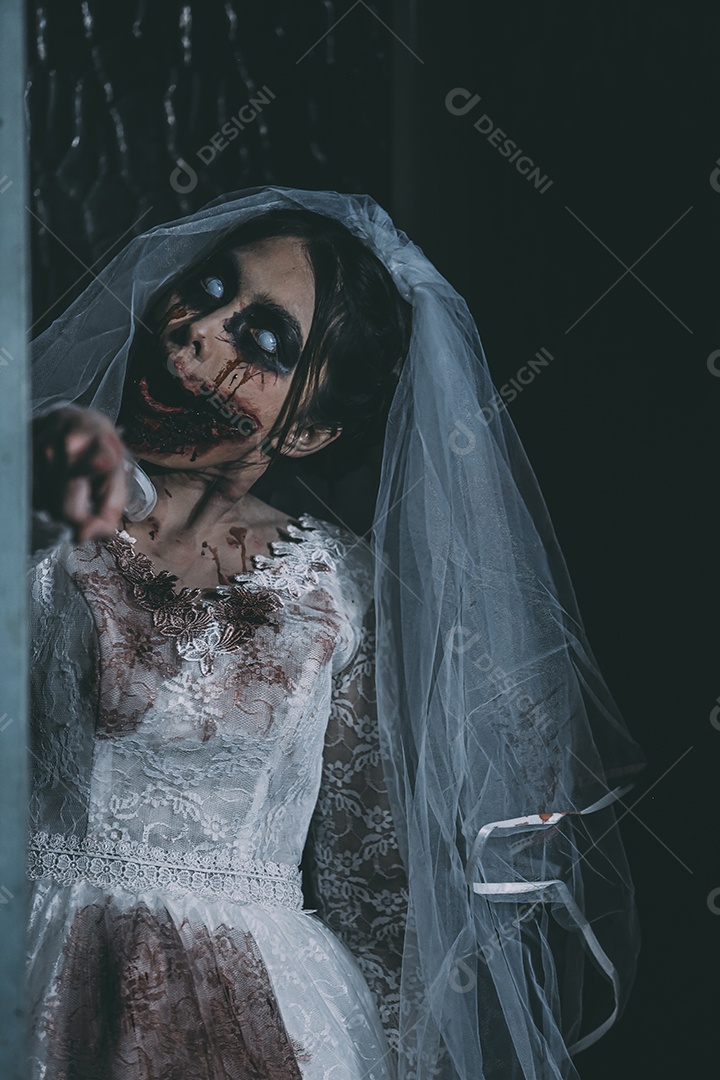 O retrato da mulher asiática compõe a morte da noiva fantasma e o sangue, o horror é a cena de terror assustador da escuridão para o fundo, conceito do festival de Halloween.