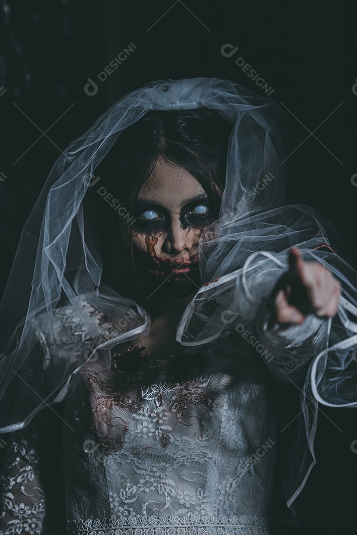 O retrato da mulher asiática compõe a morte da noiva fantasma e o sangue, o horror é a cena de terror assustador da escuridão para o fundo, conceito do festival de Halloween.