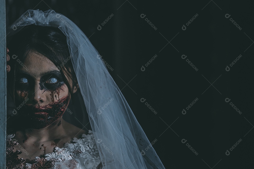 O retrato da mulher asiática compõe a morte da noiva fantasma e o sangue, o horror é a cena de terror assustador da escuridão para o fundo, conceito do festival de Halloween.