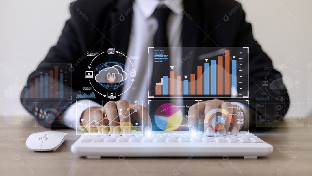 Analista trabalhando com Business Analytics e Data Management Syst