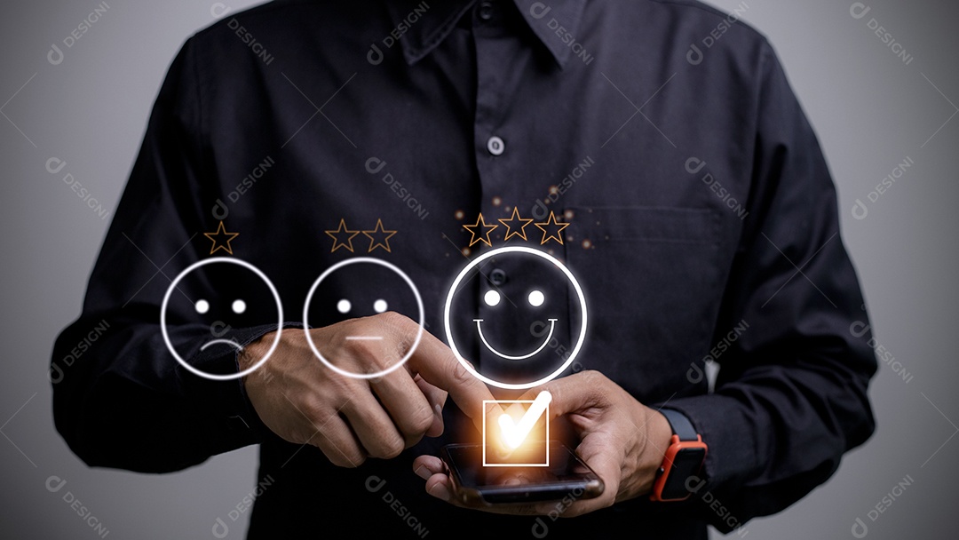 Conceito de avaliação de serviço ao cliente. usando um smartphone é pressionar