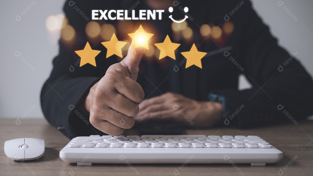 Mão do cliente com ícone de feedback de classificação de cinco estrelas ouro
