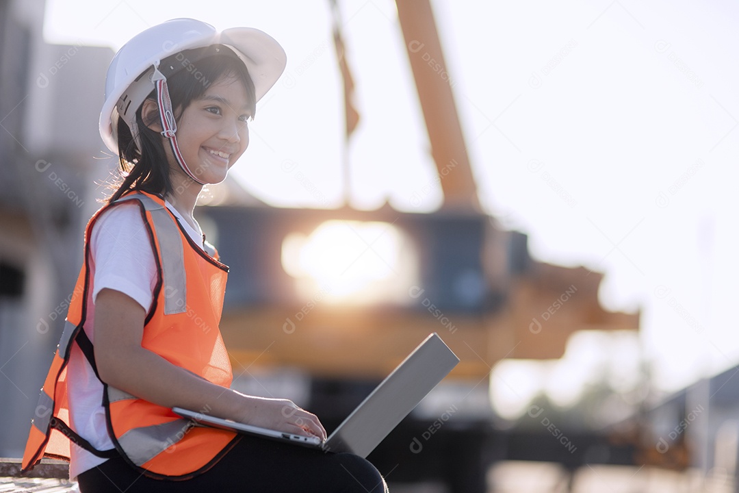 Garotinha asiática atuando no papel de um engenheiro de construção