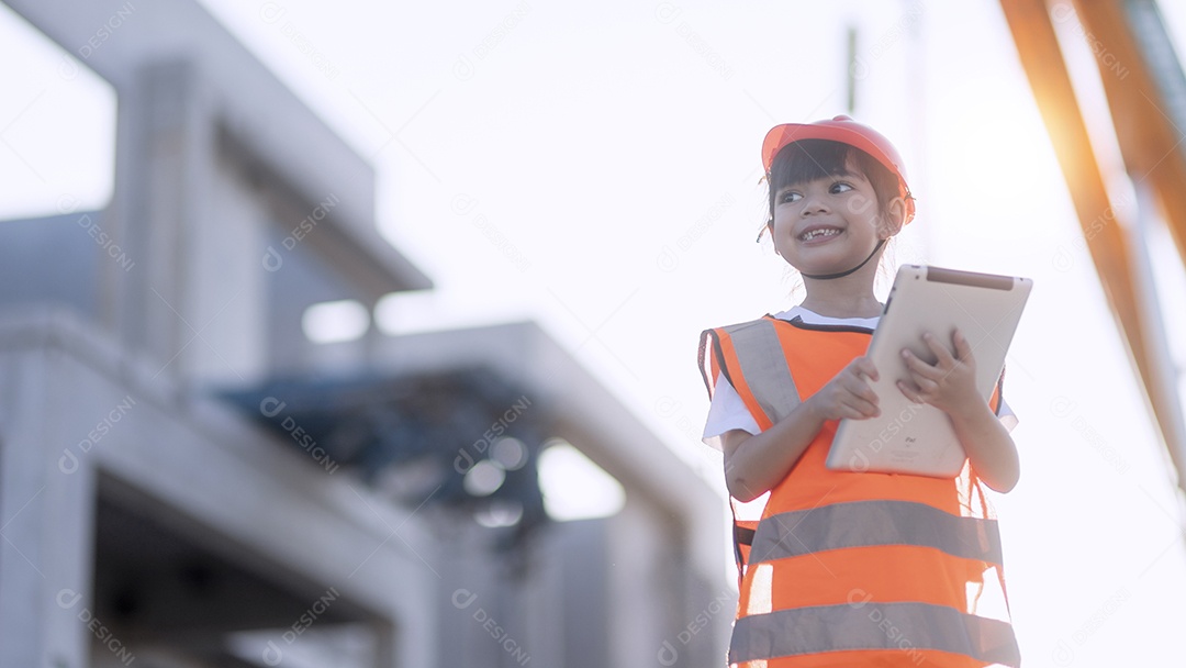 Garotinha asiática atuando no papel de um engenheiro de construção a
