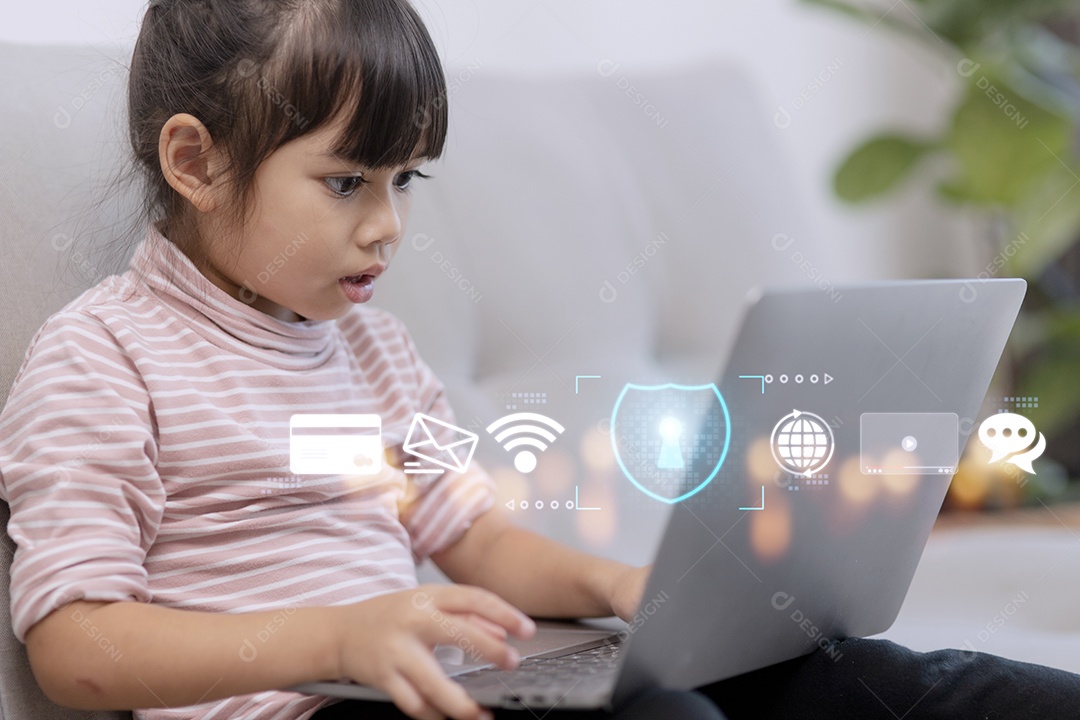Segurança infantil online. Menina usando laptop em casa