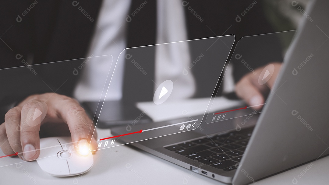 homem usando mouse e teclado para streaming online, assistindo vídeo