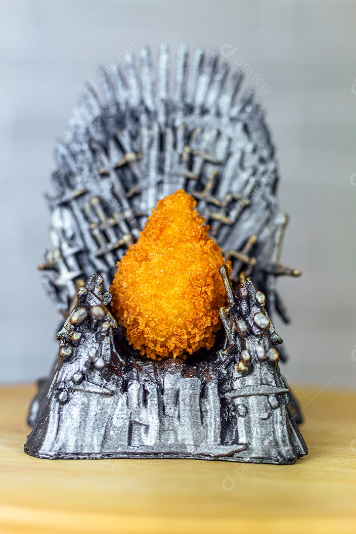 Imagem de coxinhas sobre taboa de madeira.