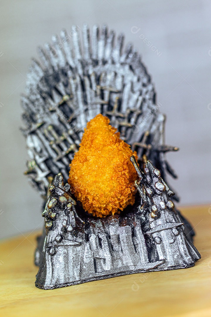 Imagem de coxinhas sobre taboa de madeira.