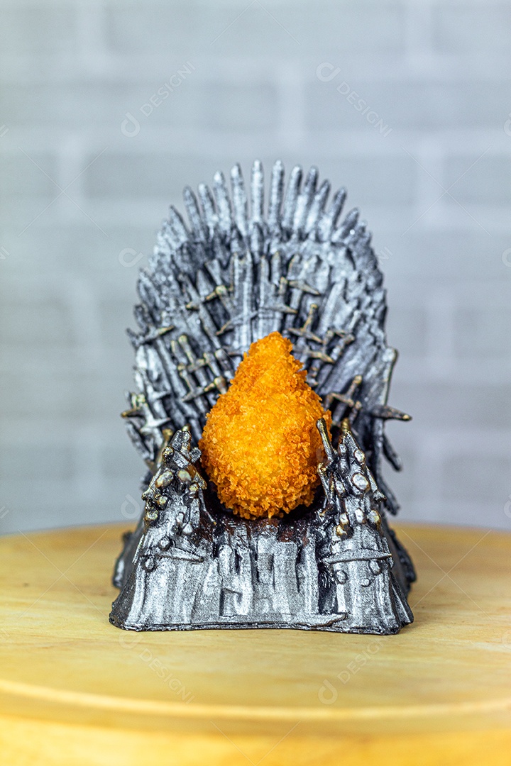 Imagem de coxinhas sobre taboa de madeira.