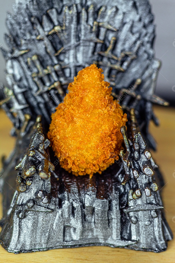 Imagem de coxinhas sobre taboa de madeira.