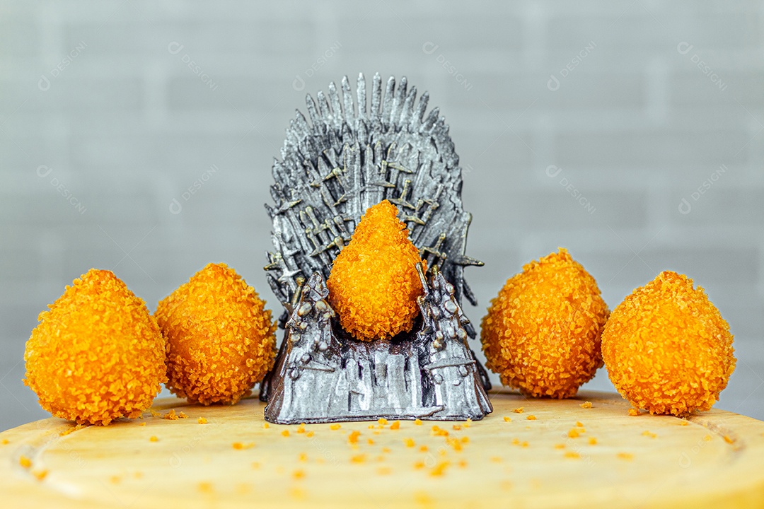 Imagem de coxinhas sobre taboa de madeira.