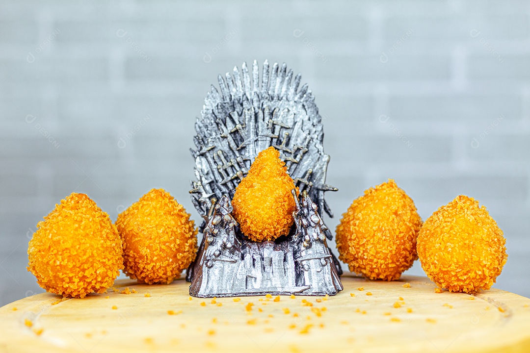 Imagem de coxinhas sobre taboa de madeira.