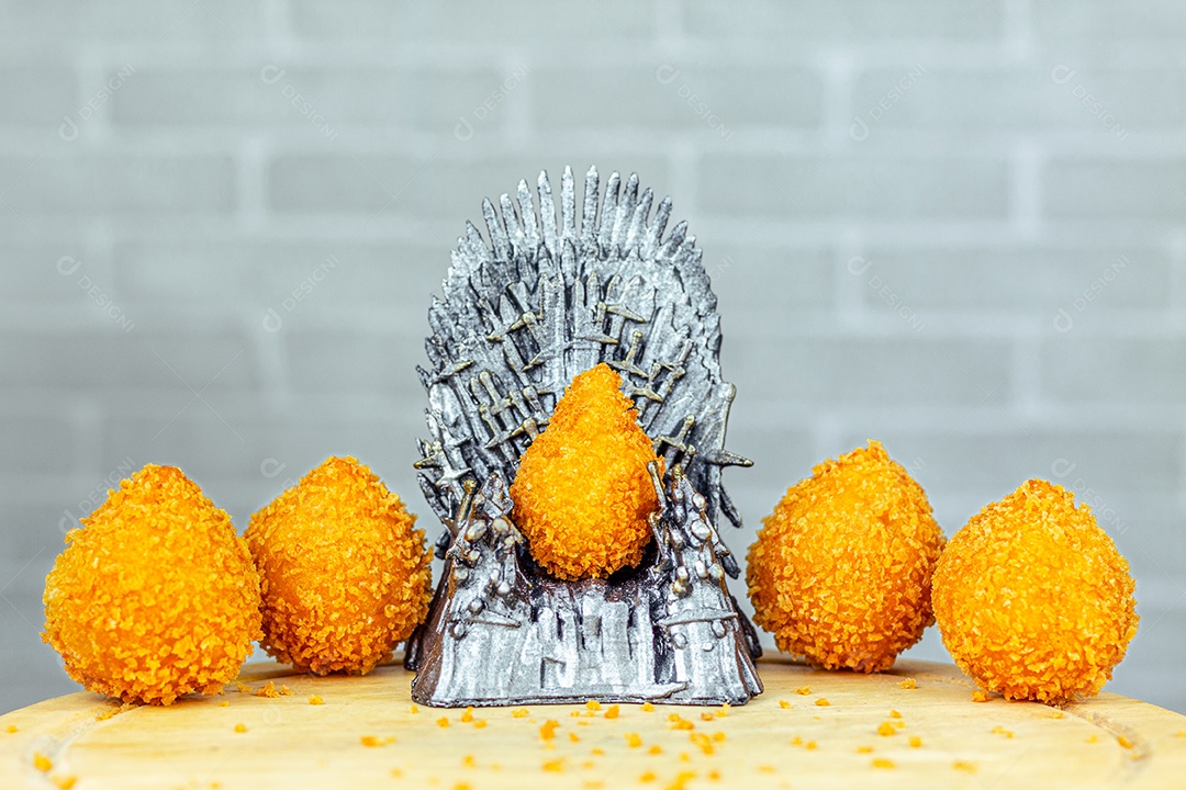 Imagem de coxinhas sobre taboa de madeira.