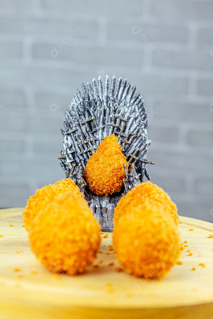 Imagem de coxinhas sobre taboa de madeira.