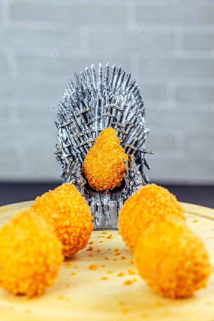 Imagem de coxinhas sobre taboa de madeira.