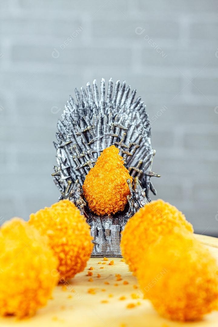 Imagem de coxinhas sobre taboa de madeira.