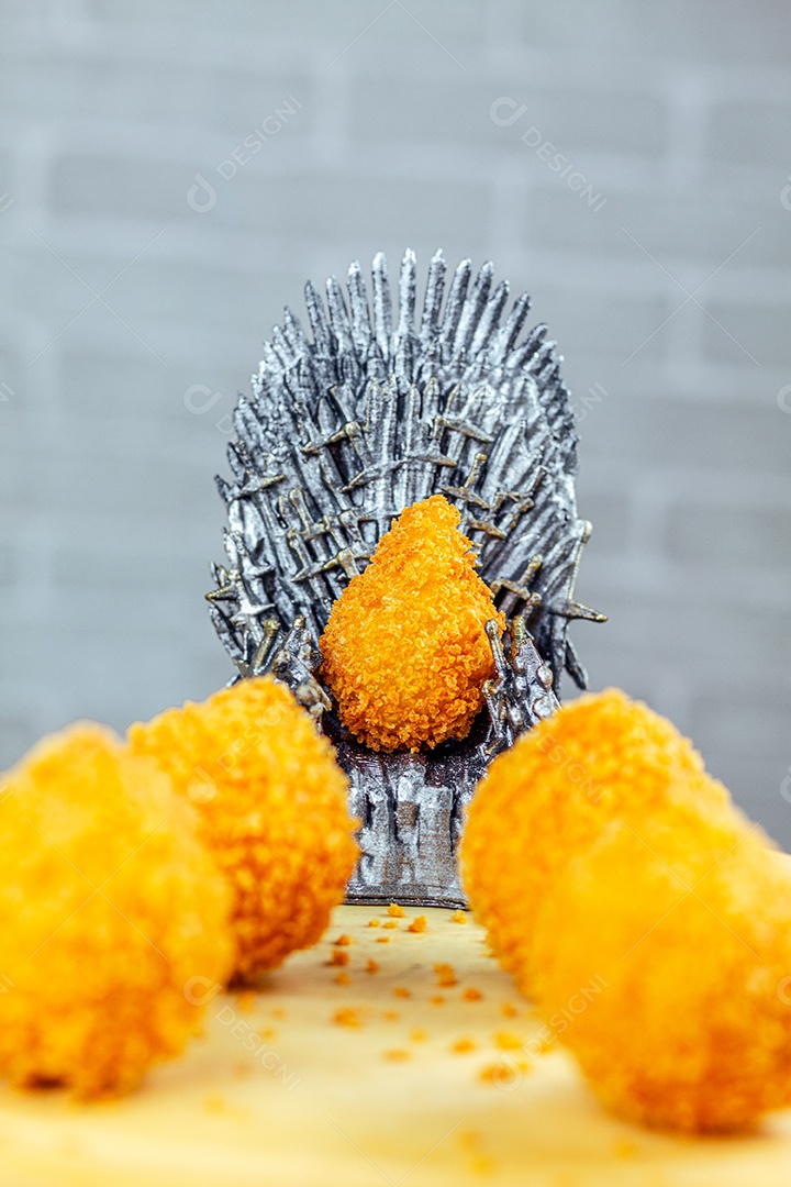 Imagem de coxinhas sobre taboa de madeira.