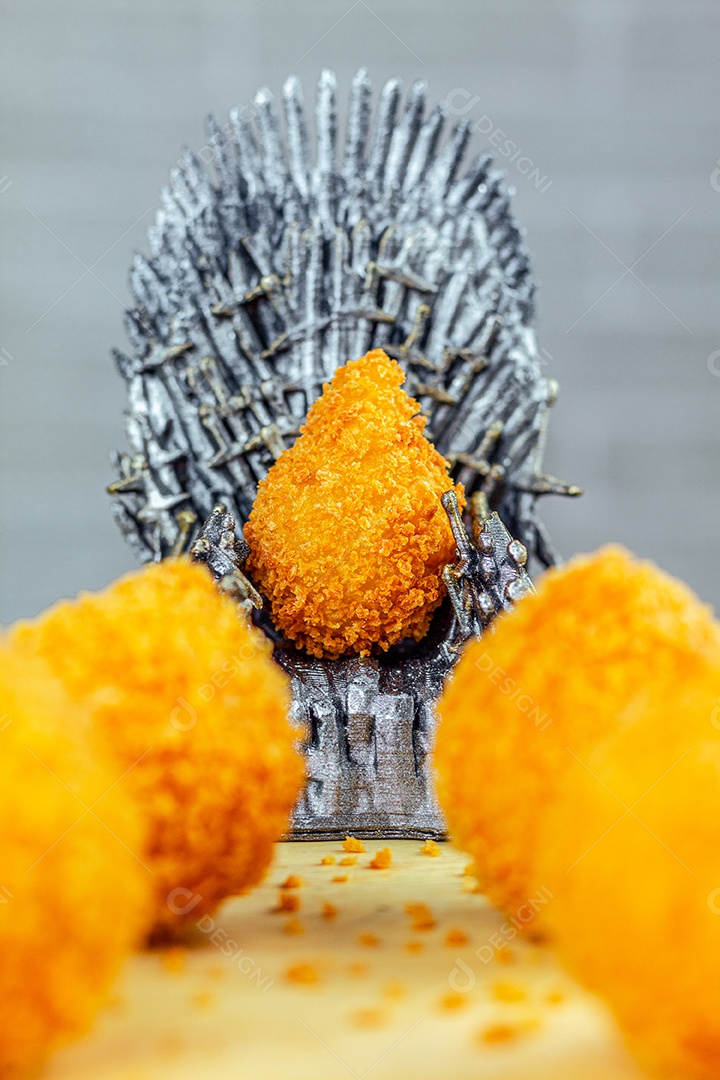 Imagem de coxinhas sobre taboa de madeira.