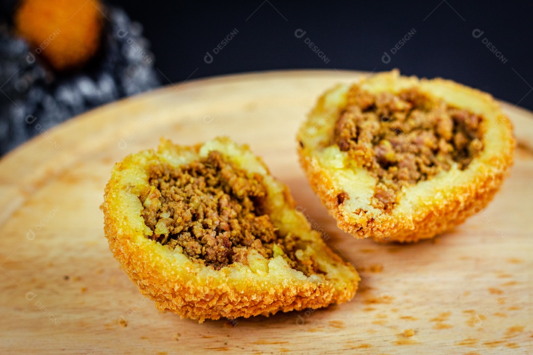 Imagem de coxinhas sobre taboa de madeira.
