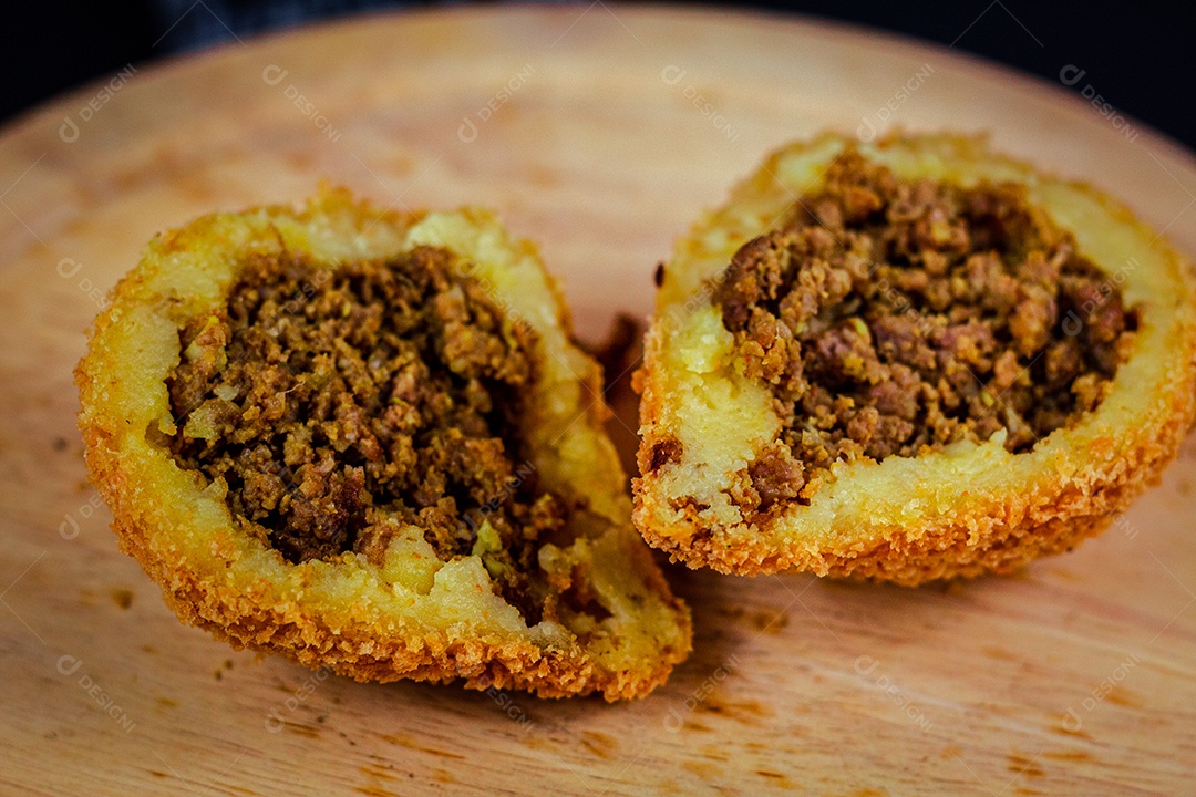 Imagem de coxinhas sobre taboa de madeira.