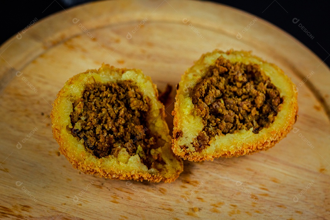 Imagem de coxinhas sobre taboa de madeira.