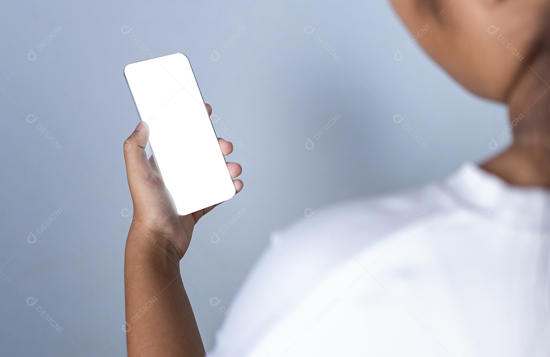Mulher segurando uma maquete de telefone de tela em branco acrílico transparente.