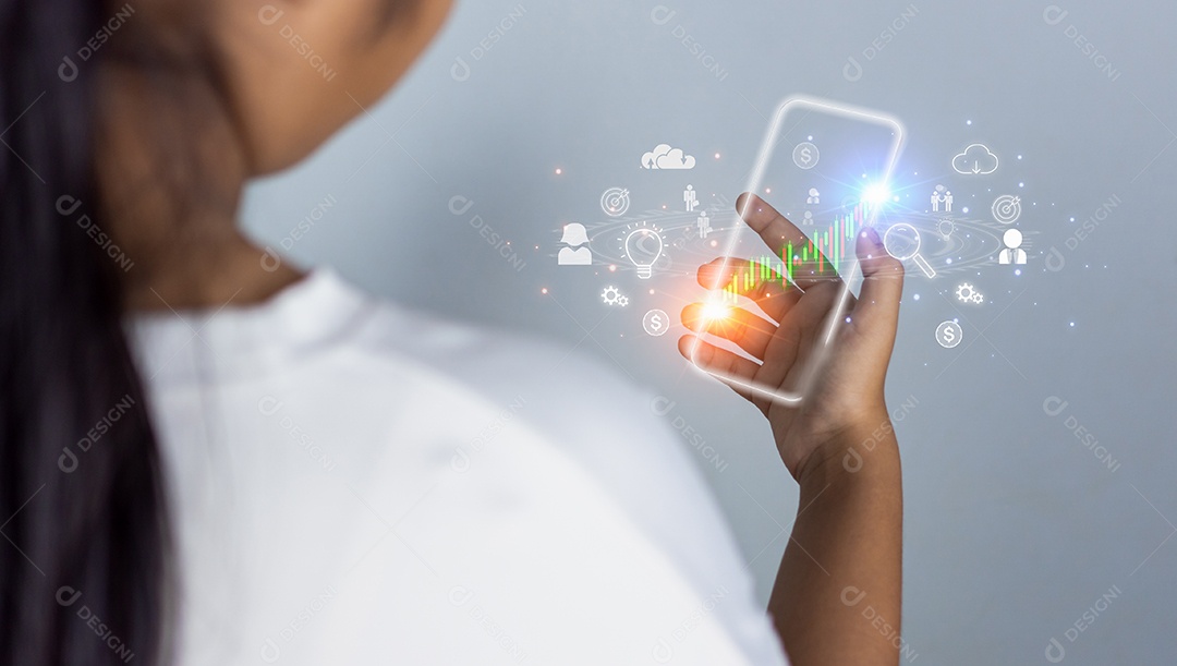 Imagem de holograma de um gráfico de velas de um telefone no telefone de uma pessoa.