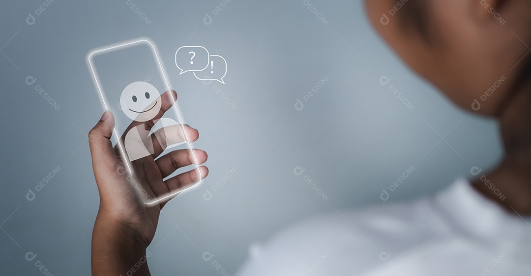 Conceitos de mídia social e tecnologia, uma mão de menina está segurando.