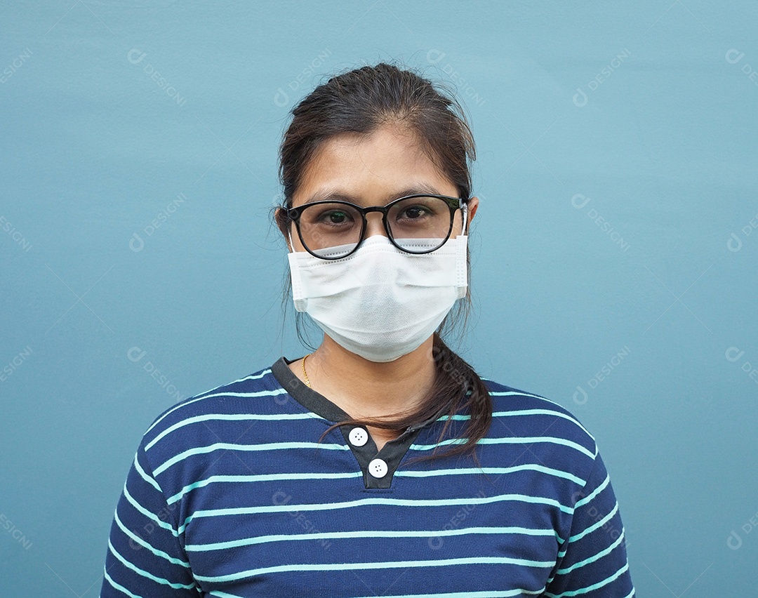 Retrato de mulheres asiáticas usando óculos e máscaras protetoras.