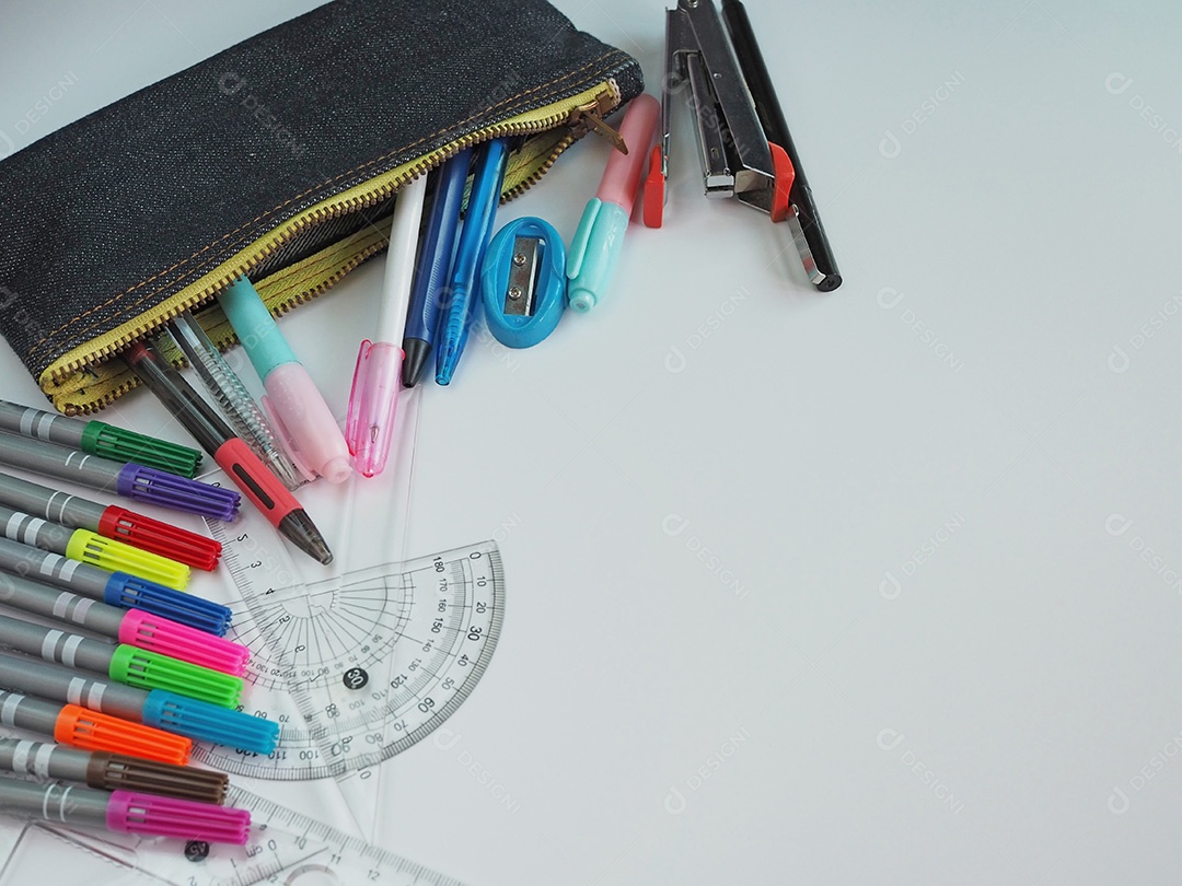 Material escolar colocado em um fundo branco na vista superior.