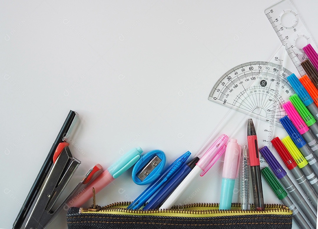Material escolar colocado em um fundo branco na vista superior.