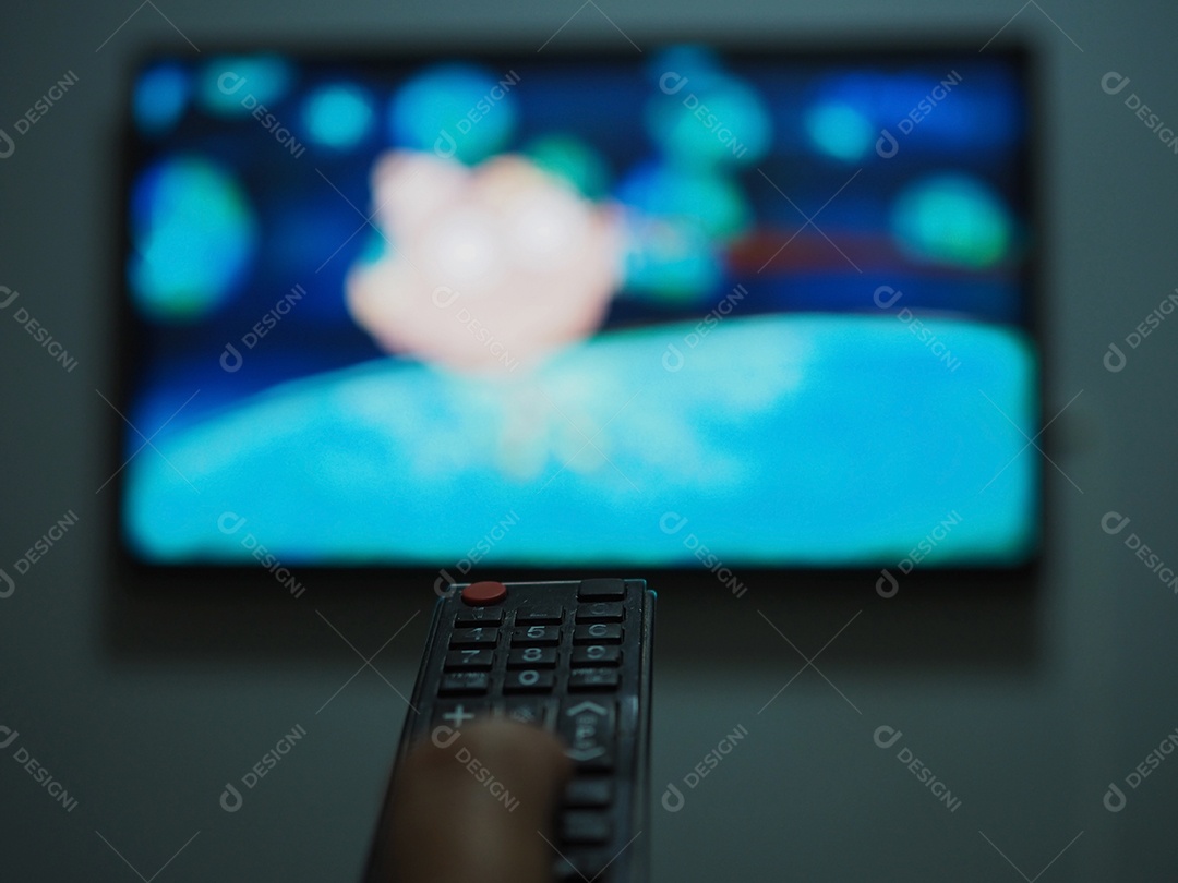 A imagem do controle remoto no fundo da TV está fora de foco.