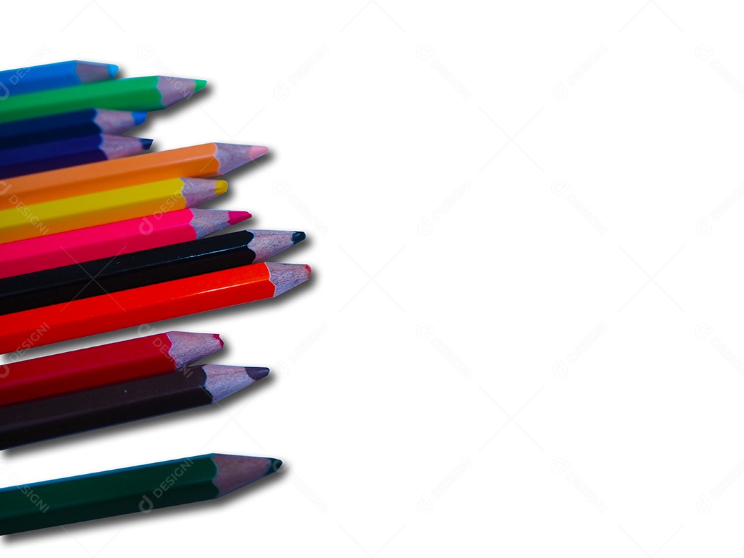 Muitos lápis de cor em um fundo branco+ parte de recorte.