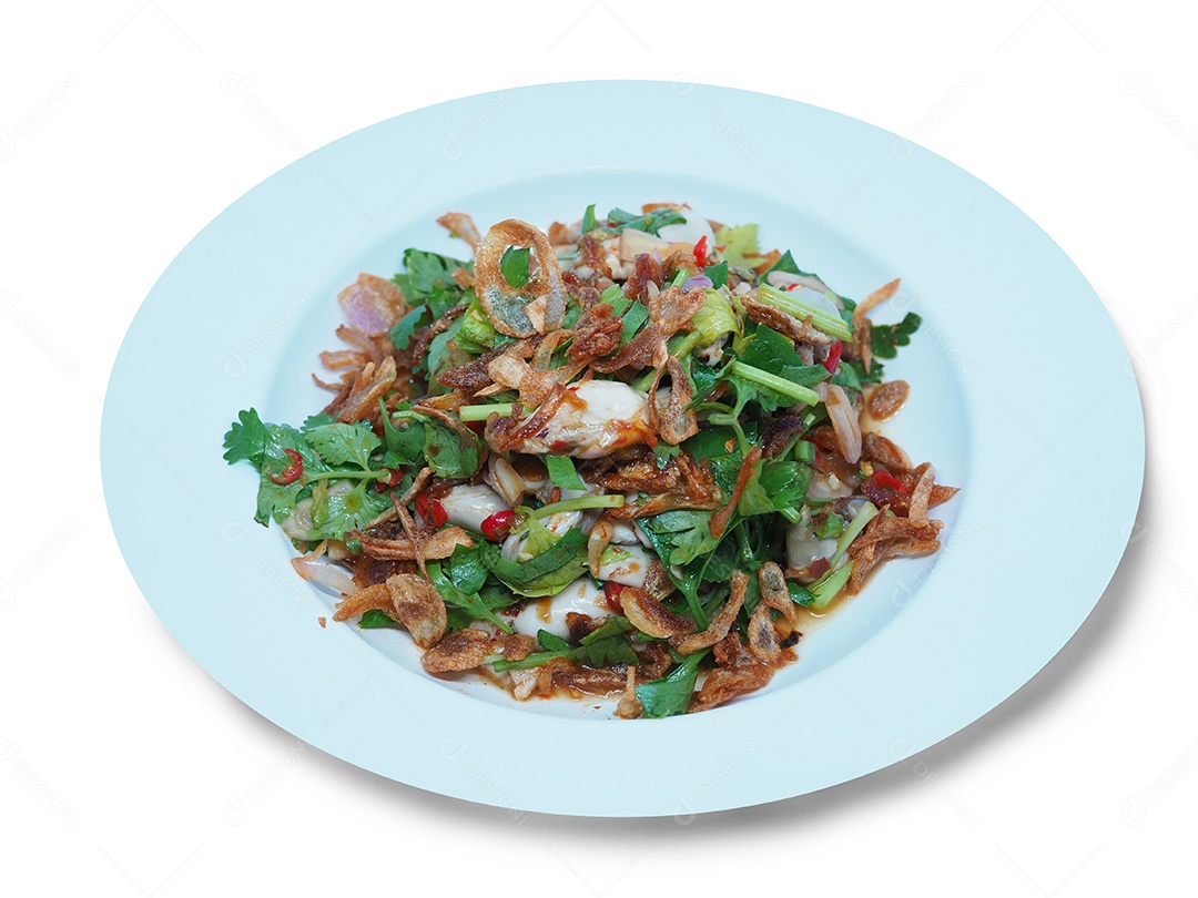 Salada de legumes no prato branco.