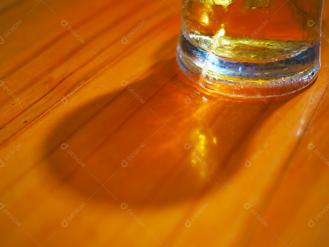 Copo de cerveja em um fundo de madeira.