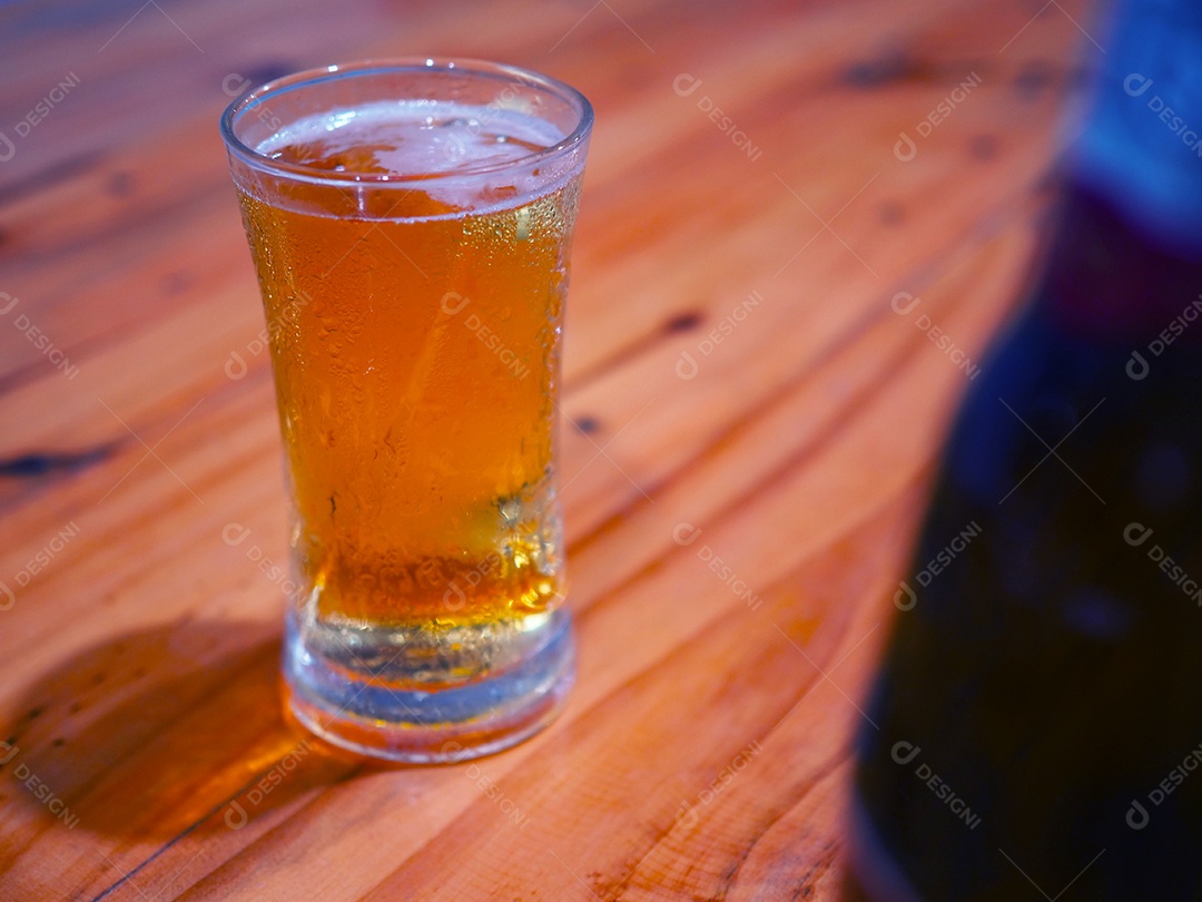 Copo de cerveja em um fundo de madeira.
