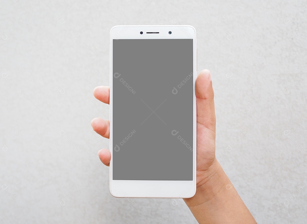 Mão humana segurando um telefone inteligente de tela em branco isolado em branco.