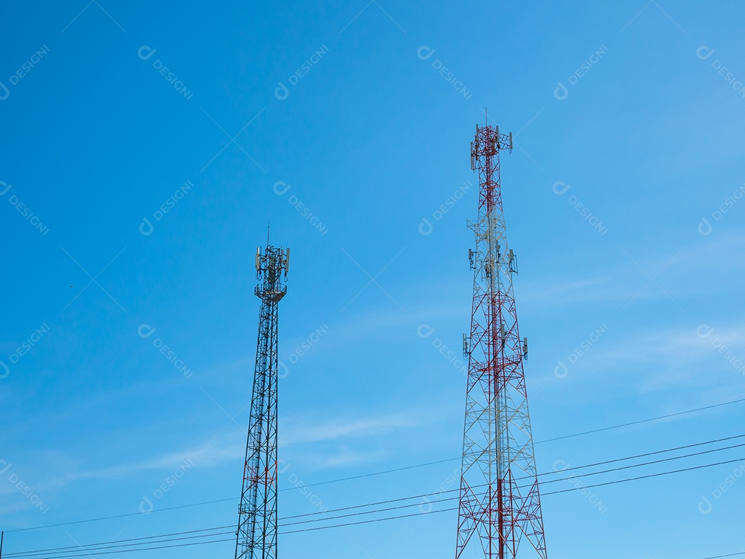 Torre de telefone. No fundo há um céu azul brilhante.