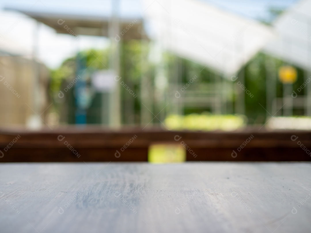 A mesa de madeira ao fundo é a fazenda de vegetais orgânicos.