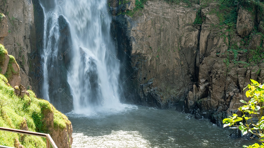 Imagem da cachoeira do meio da floresta em Khao.