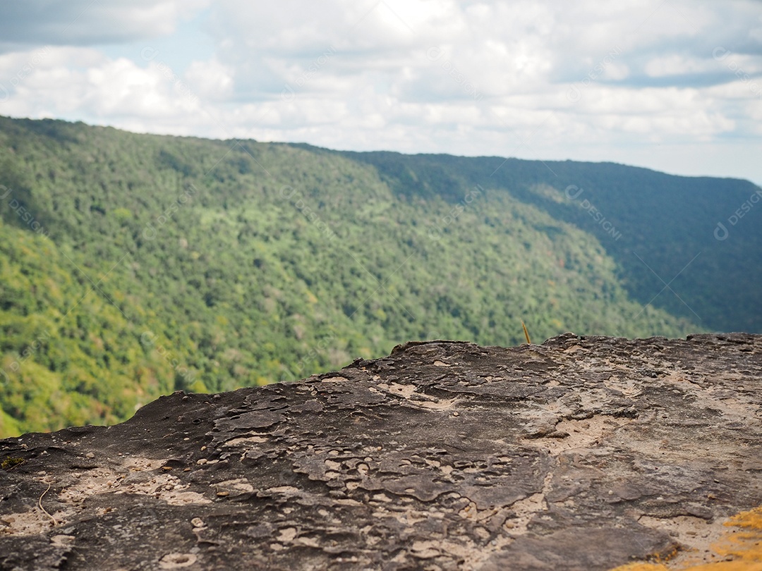 Área de exibição do produto penhasco rochoso ao fundo estão as montanhas.