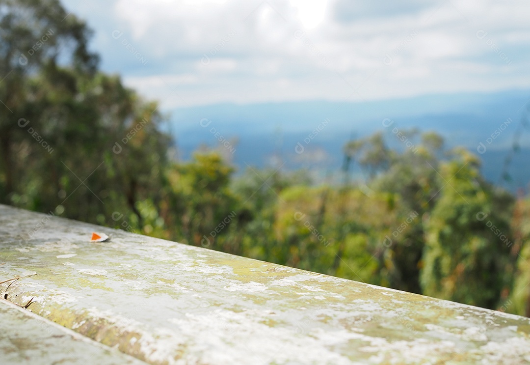 A mesa de ferro está vazia no fundo da floresta, montanha.