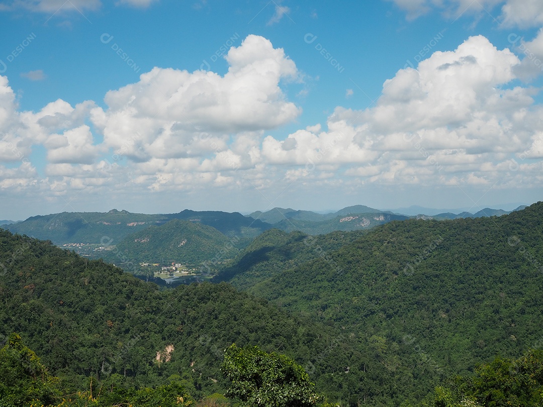 Paisagem de montanhas verdes e céu azul brilhante.