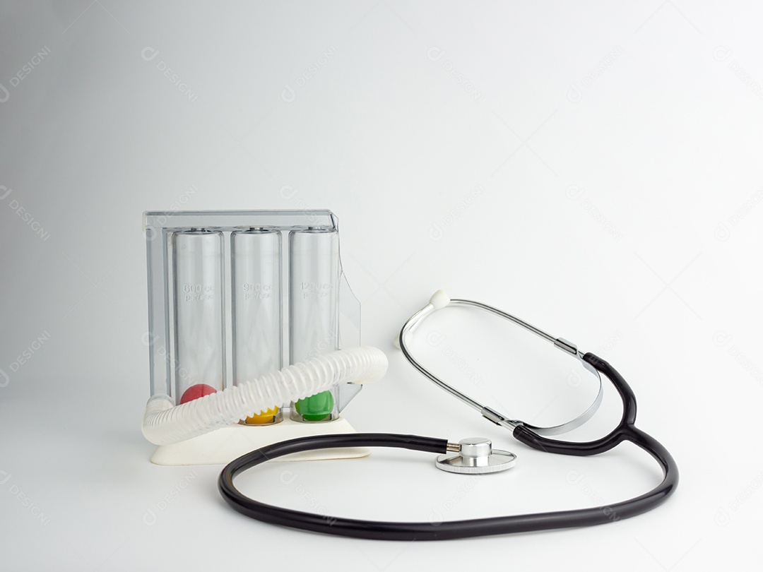 Médico estetoscópio e equipamento médico em um fundo branco.