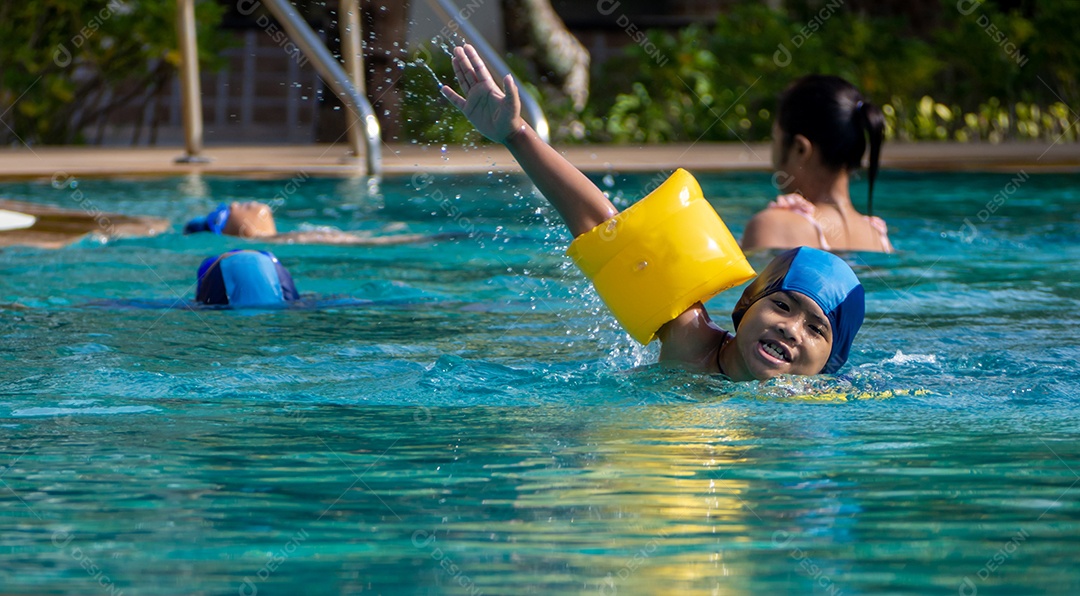 Menino praticando natação na piscina.